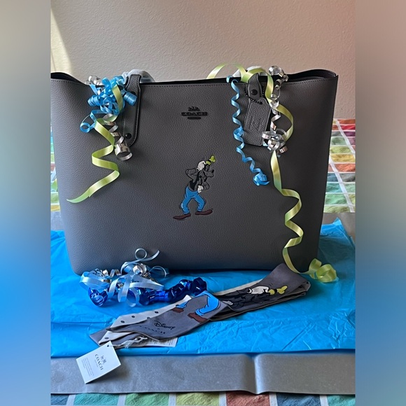 πΆ DISNEY X COACH CENTRAL TOTE WITH ZIP WITH GOOFY MOTIF AND MATCHING SCARF πΆ - Picture 12 of 16